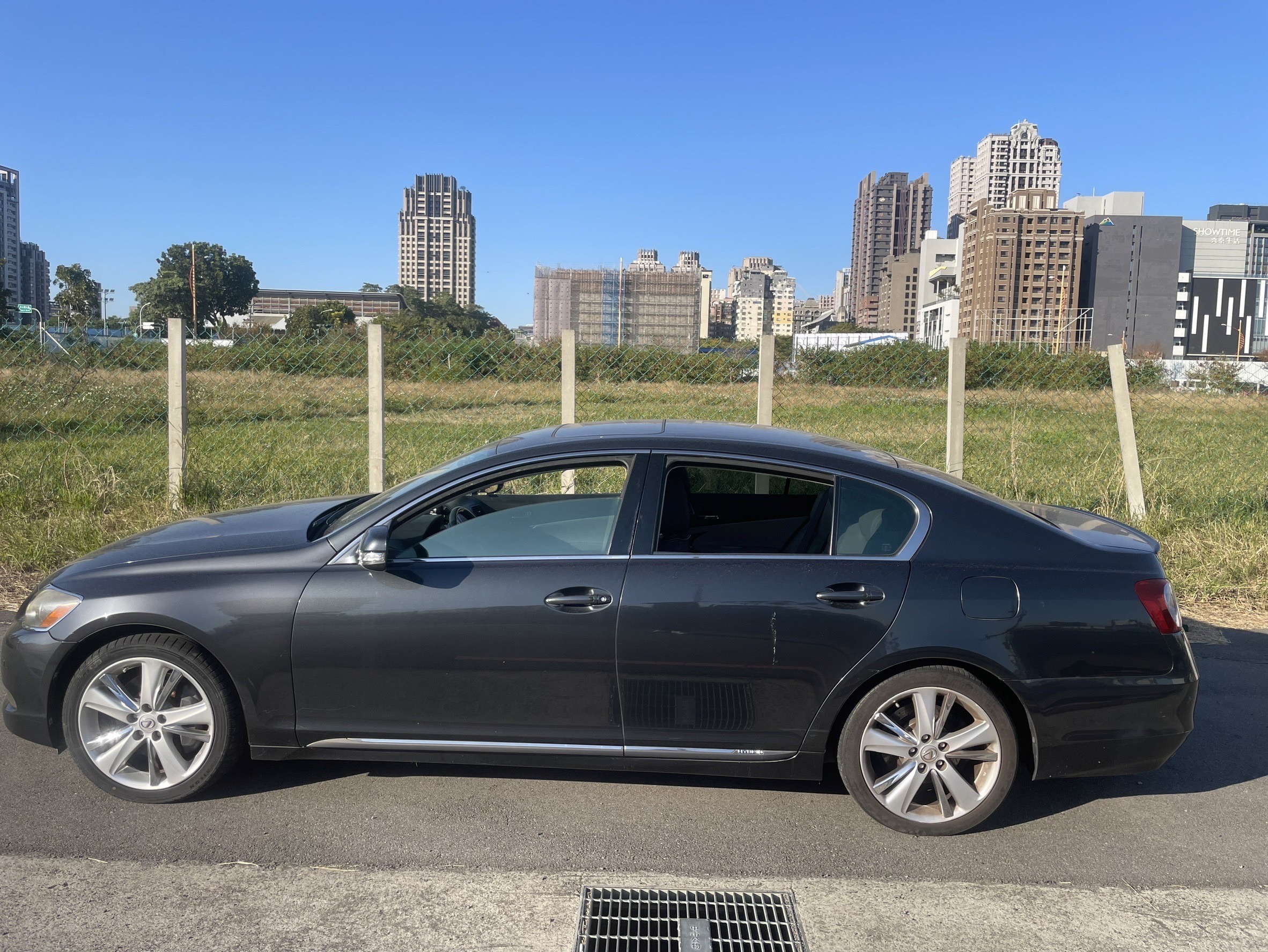 Lexus版本/新車售價：版本越是陽春當然二手行情就越低 ，例如ES系列，旗艦版與頂級版的配備不同，旗艦多了全景天窗、HUD 等，導致新車價格有差異，因此二手車價格也會有所不同。 Lexus中古車車況： Lexus車款以高品質著稱，大多數二手車待修狀況不多，即使有待修問題，維修成本相較於歐系豪華品牌仍較低，因此影響二手價格的因素主要會是車身鈑件是否更換。如果有更換過，甚至無法通過認證，可能會影響市場接受度。但由於Lexus妥善率極高，因此即便有換過鈑件、高里程還是會有不少車商需要。 總而言之鈑件狀況影響比較大 ，至於待修、故障倒是還好 。 Lexus里程高低： 雖然里程數會影響二手車價格，但Lexus因為良好的妥善，即使里程較高，市場仍然接受度高。例如BMW F30 320i 跑 25萬公里 ，大家既定印象就是買了要花超多錢去修 。但如果是 ES200 跑25萬公里 ，你可能也覺得不會花什麼錢整理 。 Lexus保養工單： 如果車主有定期回Lexus原廠保養，能提供完整保養紀錄或讓下一位買家查詢保養工單，這對於中古車收購價會有所加分，車商也較願意以更高價格收購。 Lexus中古車行情表(天書價)： 天書價格高低會影響Lexus收購價 ，但基本上凌志的二手車價格表行情都非常高 ，算是高級車裡面最保值的 。原因很簡單：維持Toyota一率的風格 ，市場熱門 、妥善好 、問題少 、維修保養便宜 。 在天書篇有提到其實大多數車很難收到權威價 ，Lexus也是少數可以收到接近權威天書的 ，但如果跑少 、車超級漂亮、很新的狀況下是可以接近。但若里程較高、換鈑件，價格還是會較低的 。 Lexus油電電池 ： 和Toyota 中古車收購一樣，油電電池沒換過卻超過保固期 ，只要車商評估電池壽命將至就會扣一筆錢 。基本上你如果要賣就不要先去換大電池 ，你絕對會浪費錢 ~因為很多車商還是會跟你亂扣。如果是我們看到有工單就不會去扣錢了，但別家可能會亂搞  。 Lexus賣車方式：自售或車商收購？ Lexus二手價格通常自售會比車商高一些，但事情多很多而且不知道哪時候才能賣掉，就算來的也一大堆車商裝個人 。而且車商通常對於Lexus都會出很高價 ，所以車商和售價的利潤空間抓很薄 ，建議可以找適合的車商收購，因為沒差太多錢 ，但是事情差很多 。 例如你是開現代 ix30的柴油 ，這個車賣車商跟自售會差了50 %的車價 。但例如2022 的 Lexus es200 ，外面賣大概 105-110萬 ，車商收可能 90幾-100萬 ，可能只有差 10%以內。